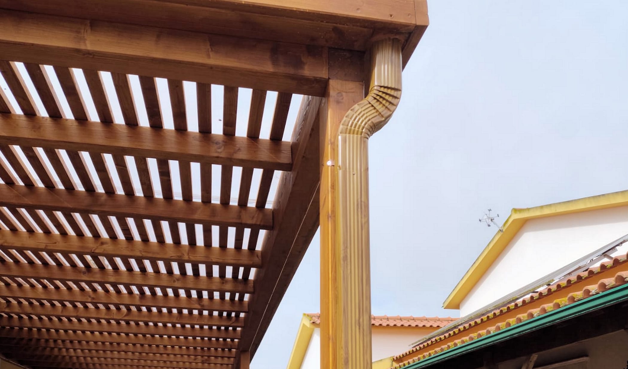 fabrico-e-montagem-caleiras-tubo-escoamento-lacado-imitacao-madeira-em-samora-correia